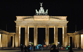 A view of the Brandenburg Gate at night in Berlin, Germany.